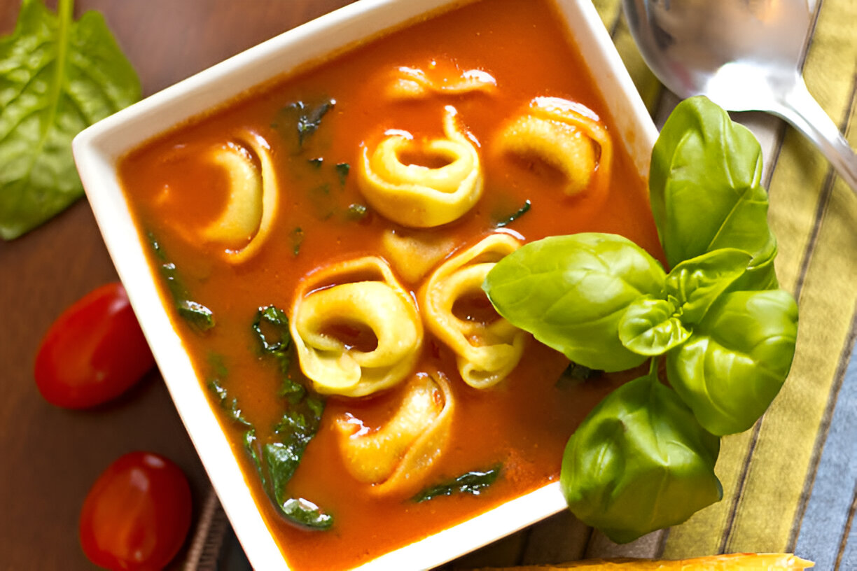 Slow Cooker Tomato Tortellini Soup