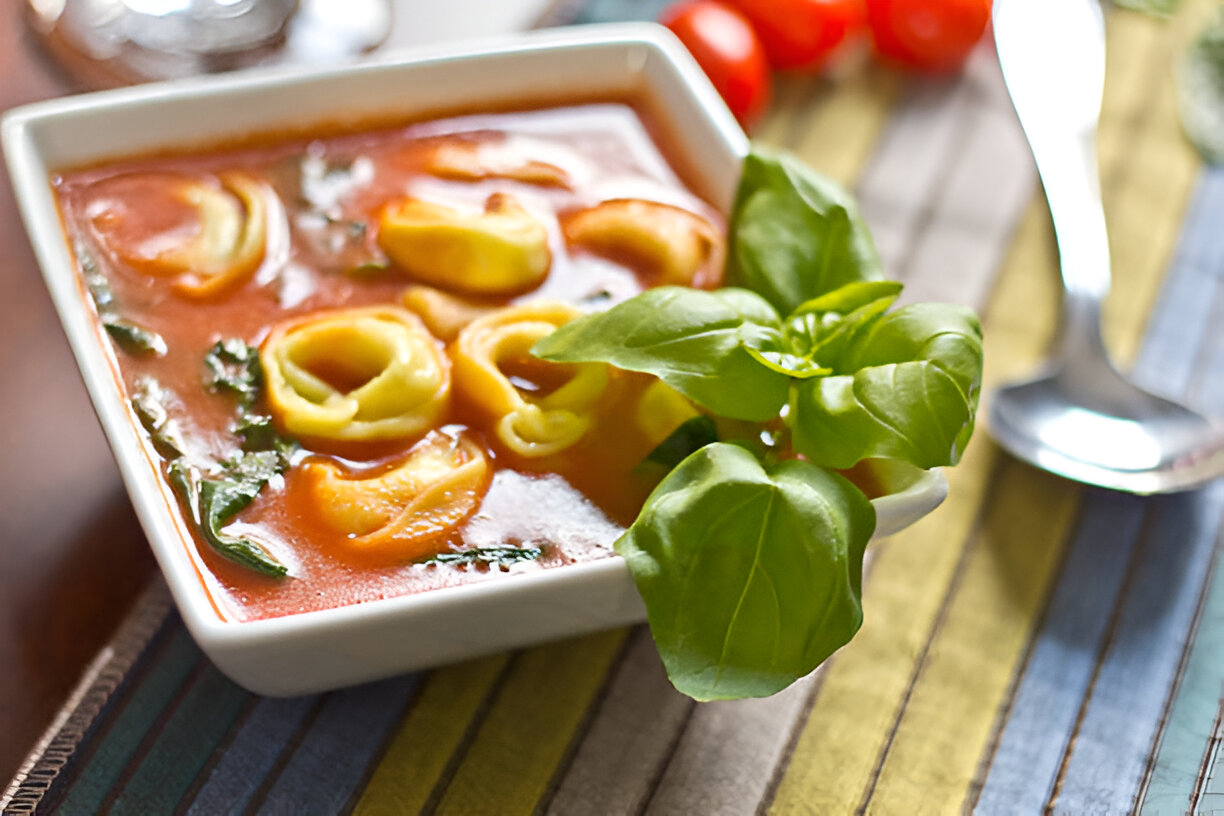 Slow Cooker Tomato Tortellini Soup