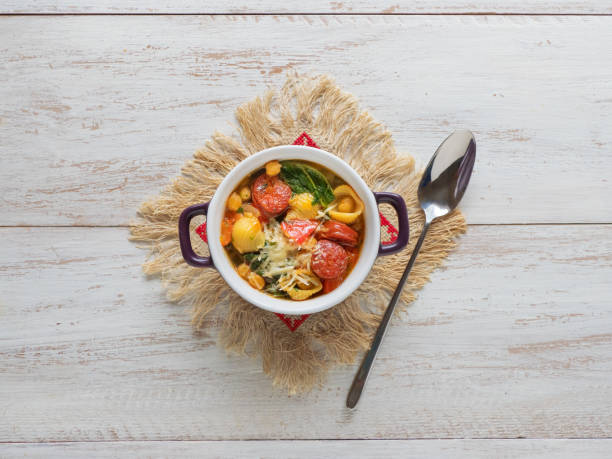 Slow Cooker Tomato Tortellini Soup