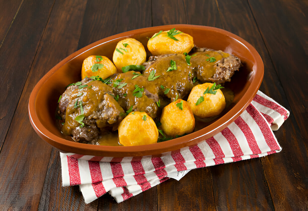 Garlic Butter Steak Bites and Potatoes